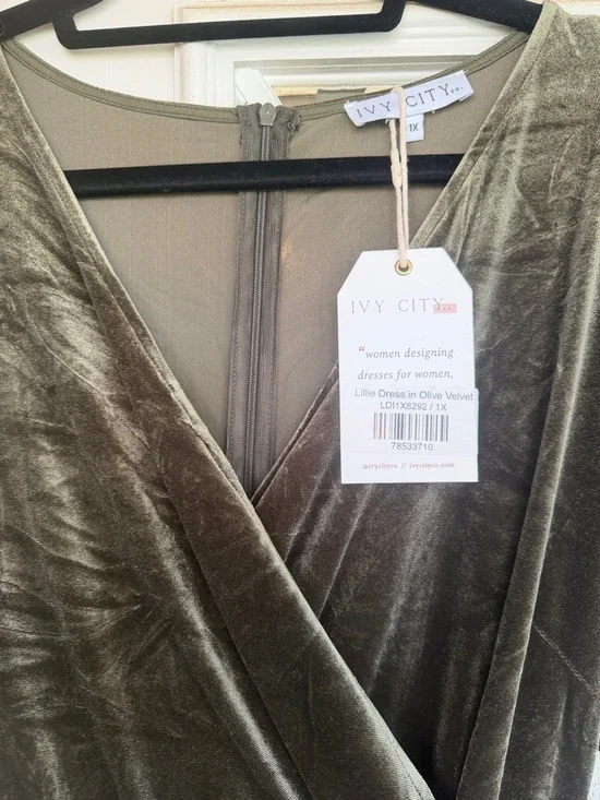 NWT Ivy City Co Olive “Lillie” Velvet Dress - Picture 3 of 4